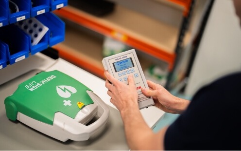 AED controle Un DAE DefiSign viene testato mediante uno shock test presso il Medisol Service Center.