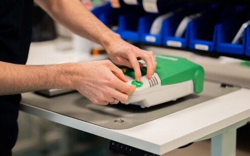 Ispezione dell'AED Un DefiSign viene approvato dopo il controllo presso il Medisol Service Center e riceve un adesivo.